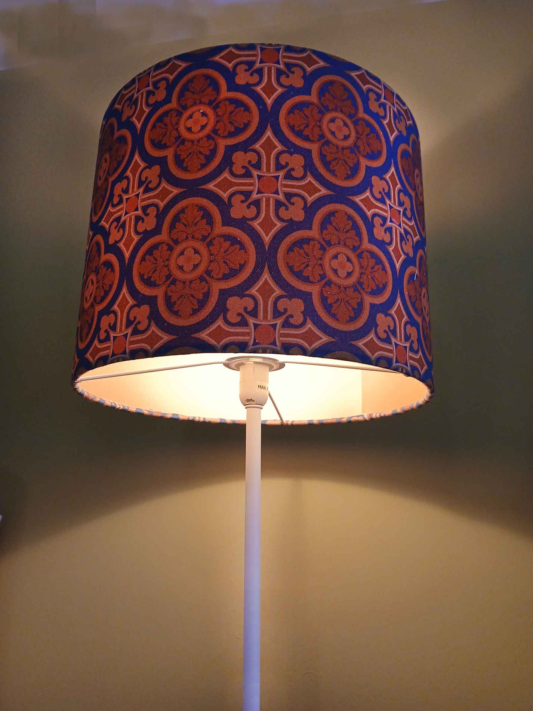 Lampenschirm Herrenhaus mit matter Goldfolie innen. Fliesenmuster blau-braun