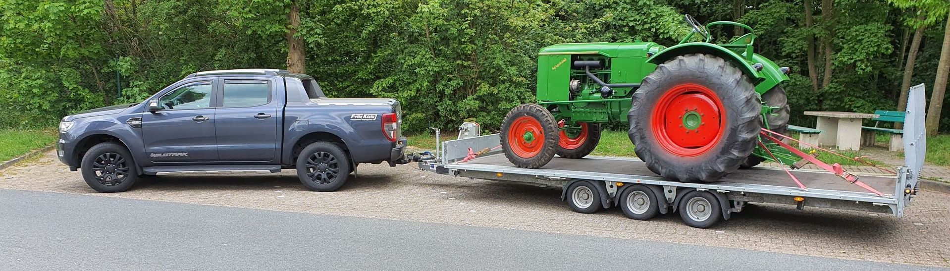 Ranger mit Anhänger und Trecker