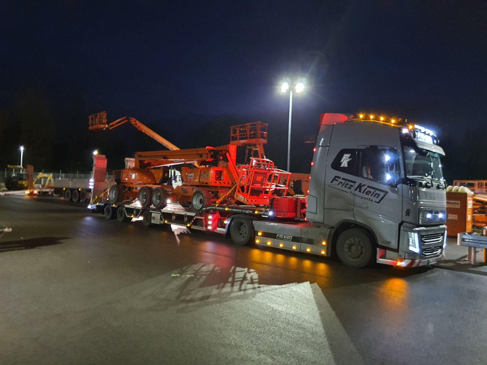 Semi-Tieflader Fritz Klein mit Arbeitsbühnen von Boels Rental