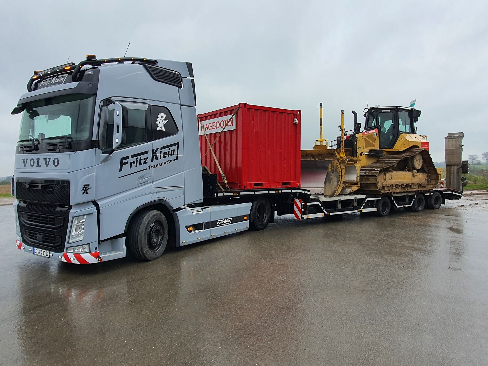 Semi-Tieflader Fritz Klein mit Planierraupe