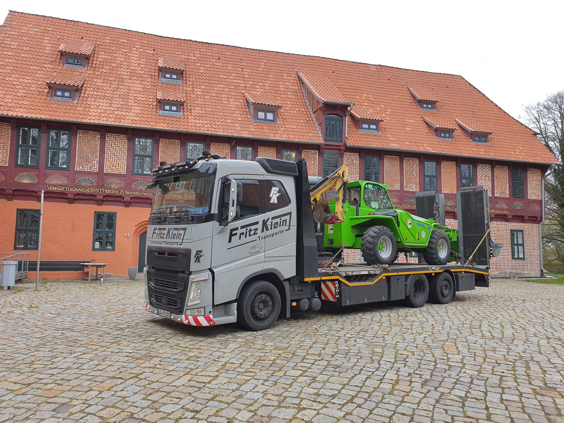 3-Achs-LKW mit Telestapler