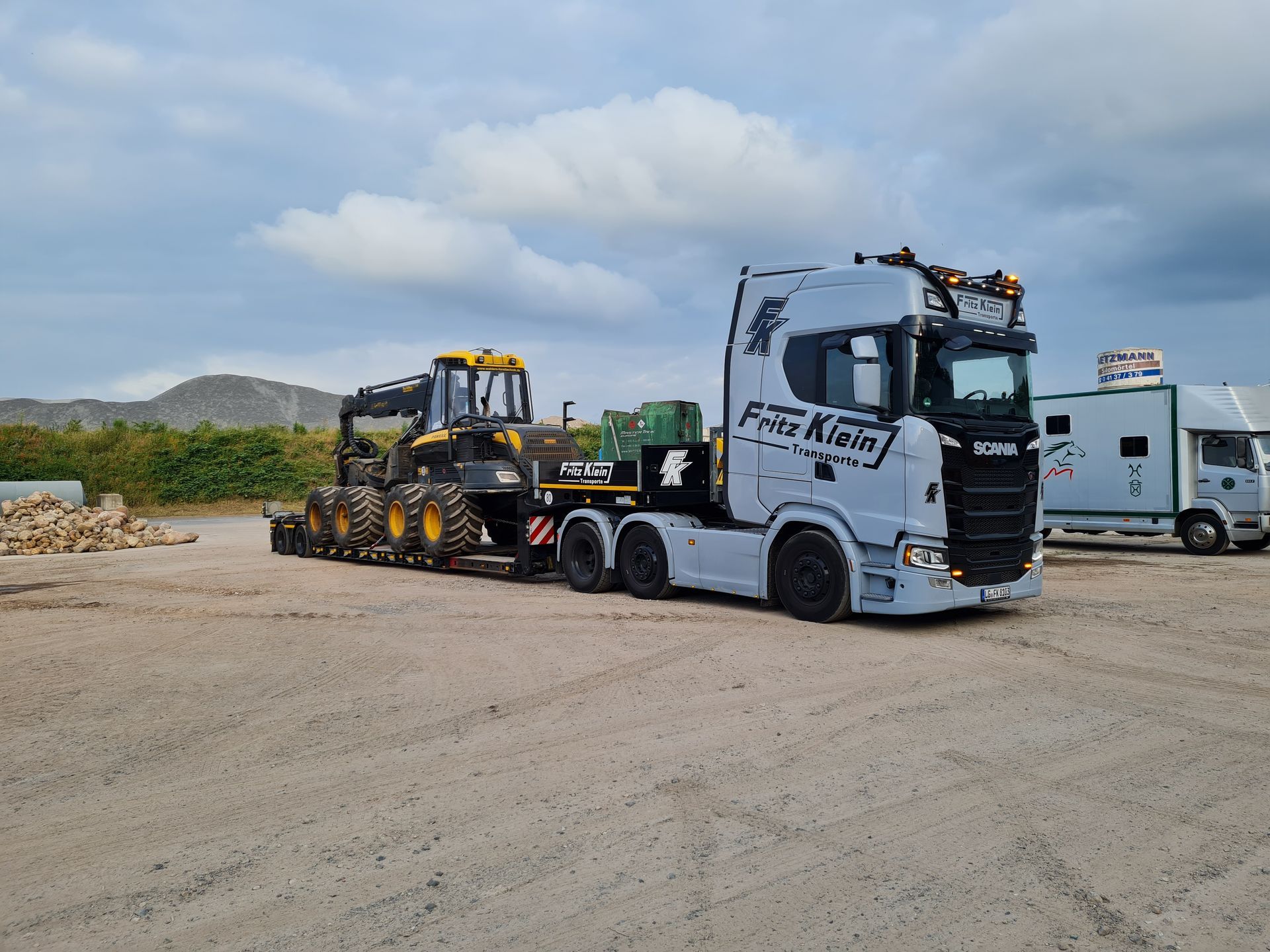 Semi Tieflader mit Forstmaschine