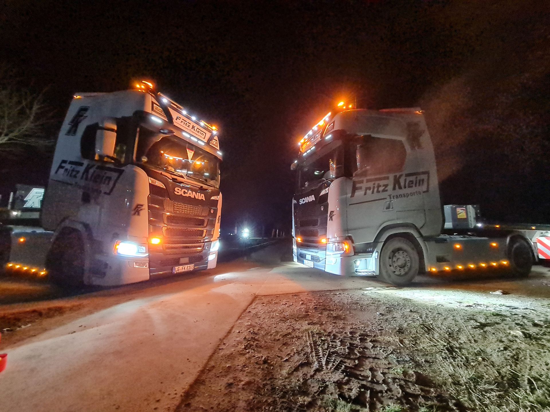 Zwei Zugmaschinen im Dunkeln