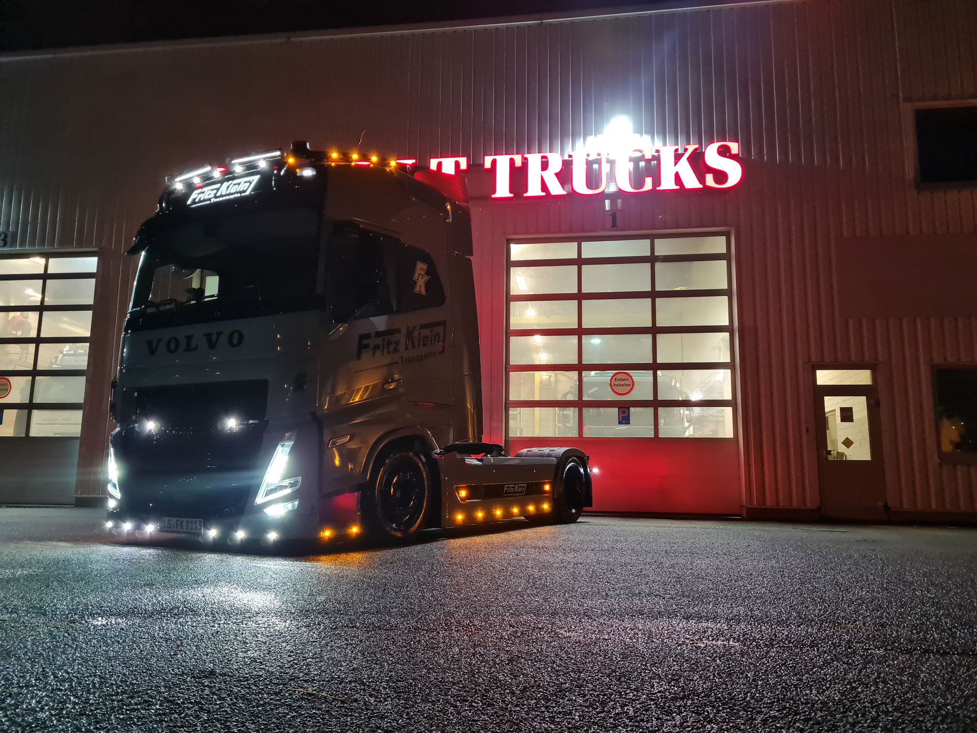 Zugmaschine bei Auslieferung mit voller Beleuchtung