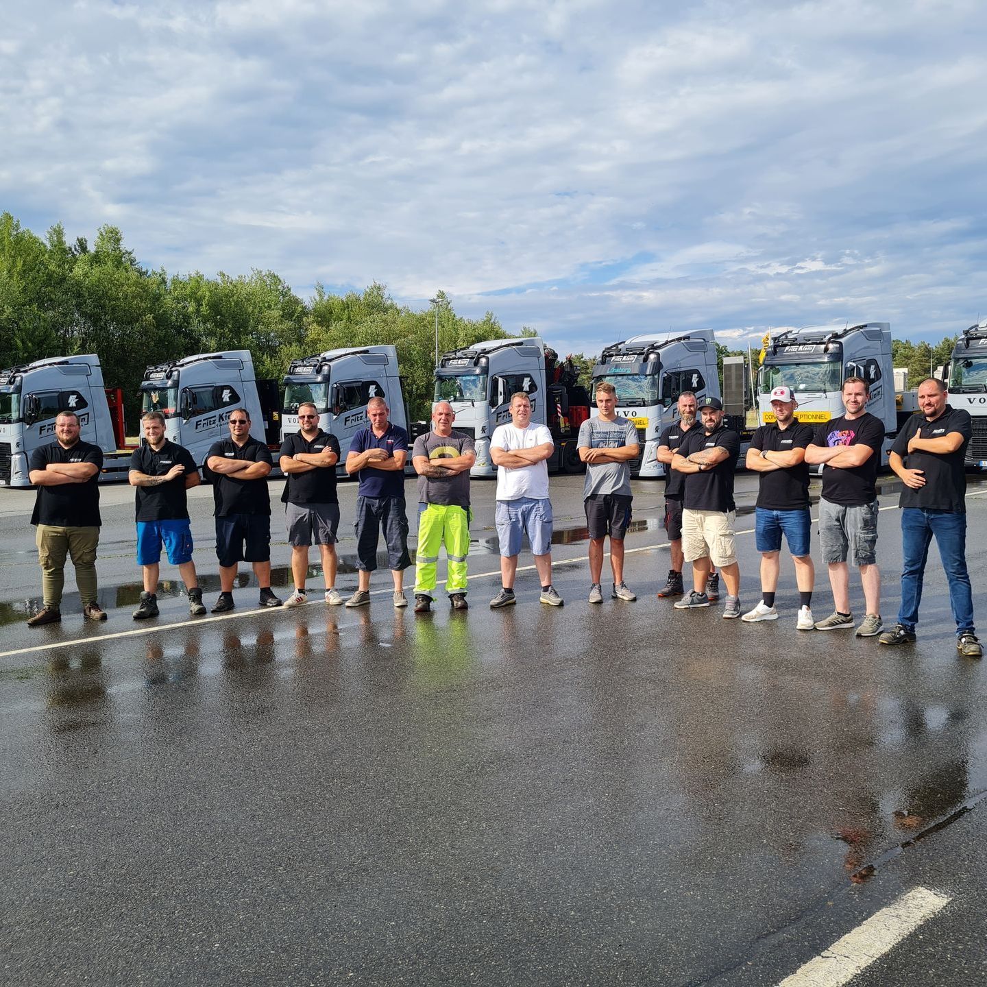 Gruppenfoto Fritz Klein und Fahrer vor ihren LKW
