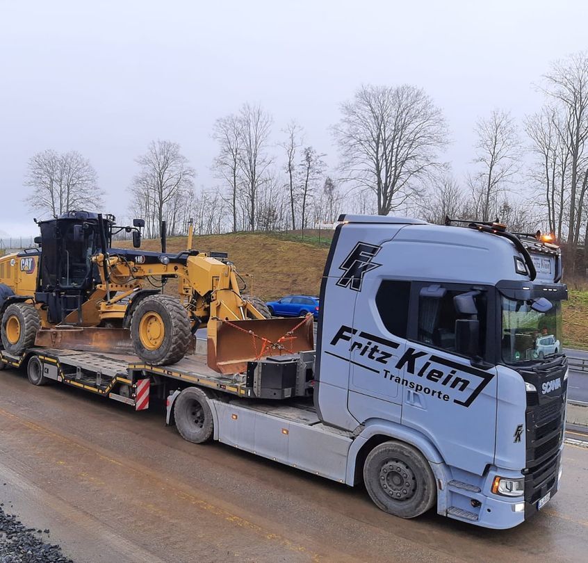 Semi-Tieflader Fritz Klein mit CAT Grader