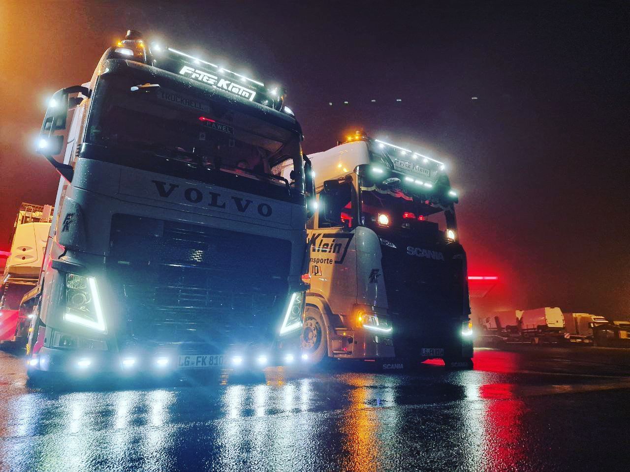 Zwei Zugmaschinen Fritz Klein im Dunkeln mit voller Beleuchtung