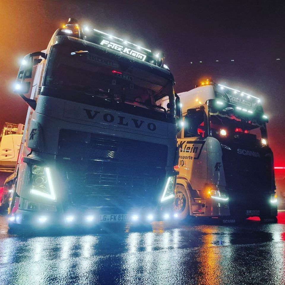 Zwei Zugmaschinen Fritz Klein im Dunkeln mit voller Beleuchtung