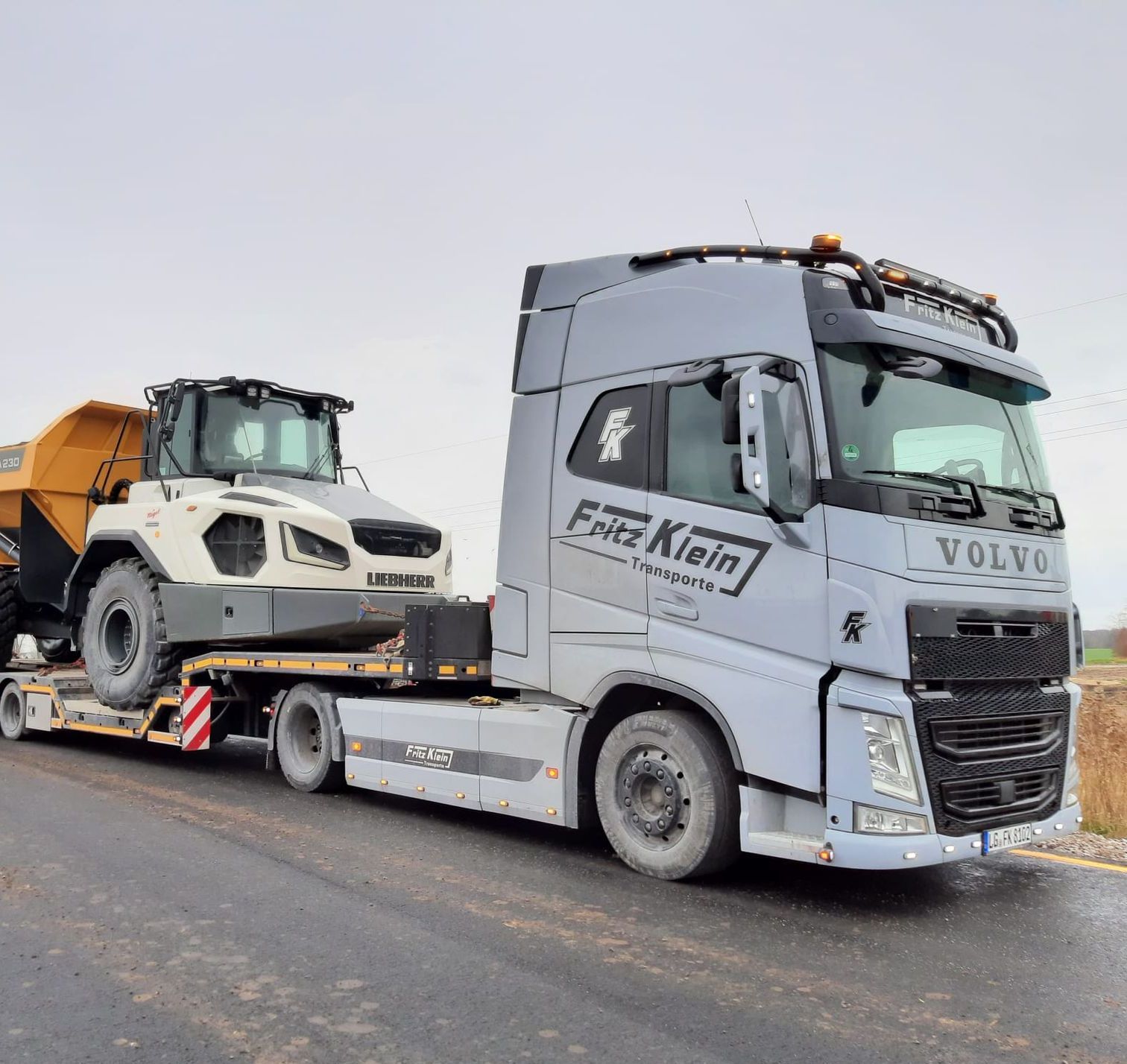 Semi-Tieflader Fritz Klein mit Liebherr-Dumper