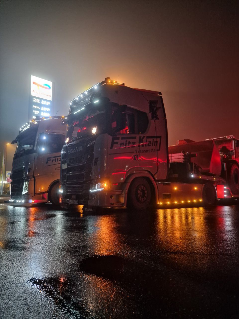 Zwei Zugmaschinen Fritz Klein im Dunkeln mit voller Beleuchtung