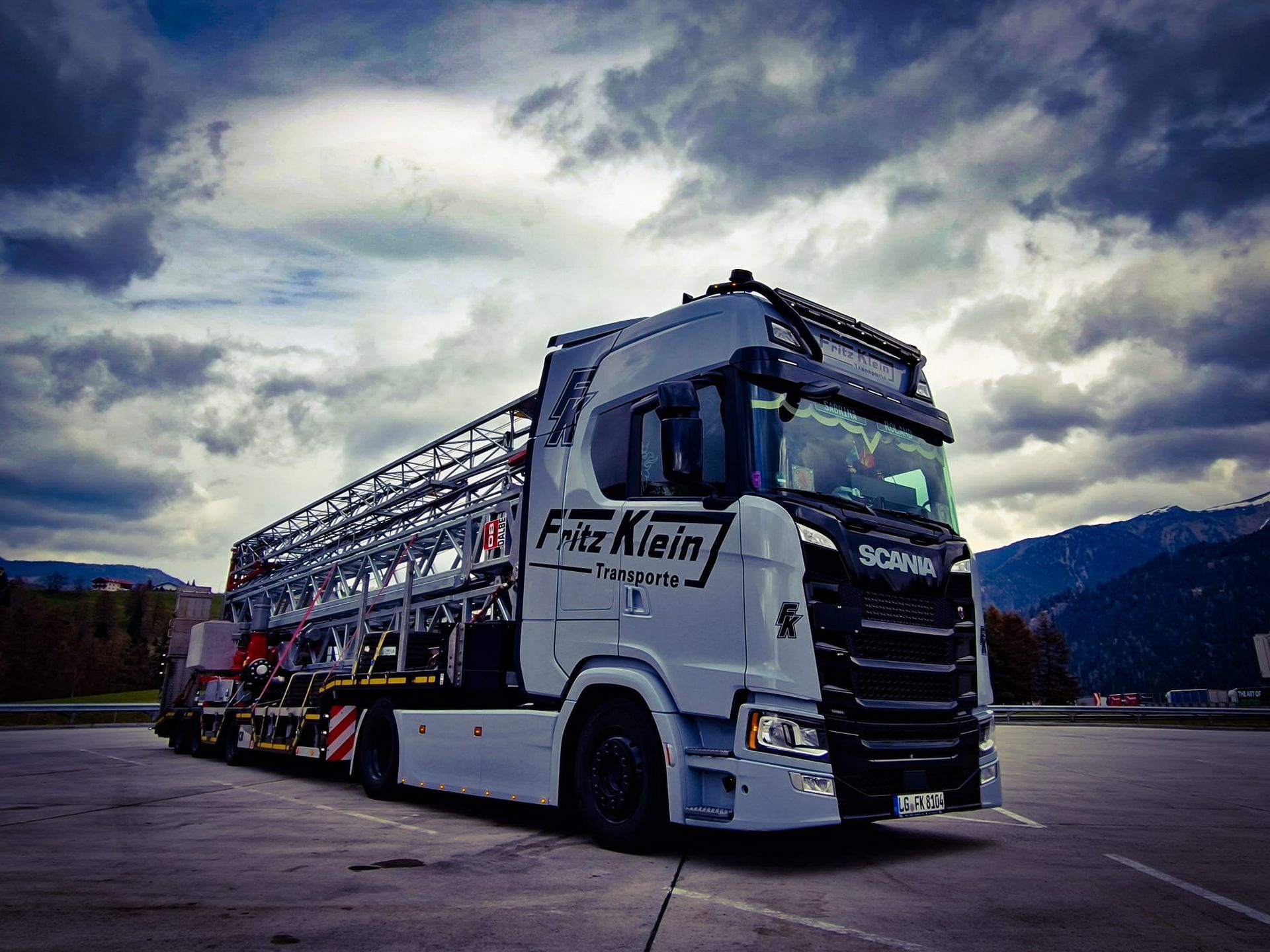 Semit-Tieflader Fritz Klein mit Baukran