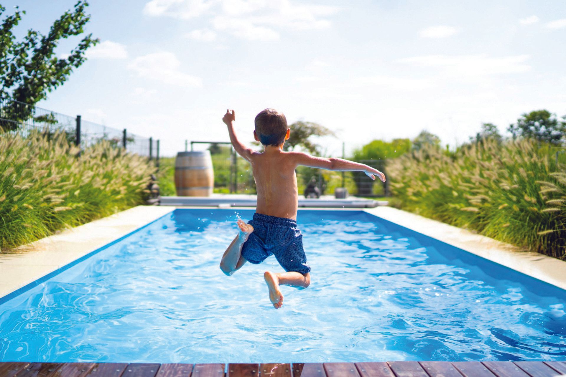 petit garçon qui saute dans une piscine