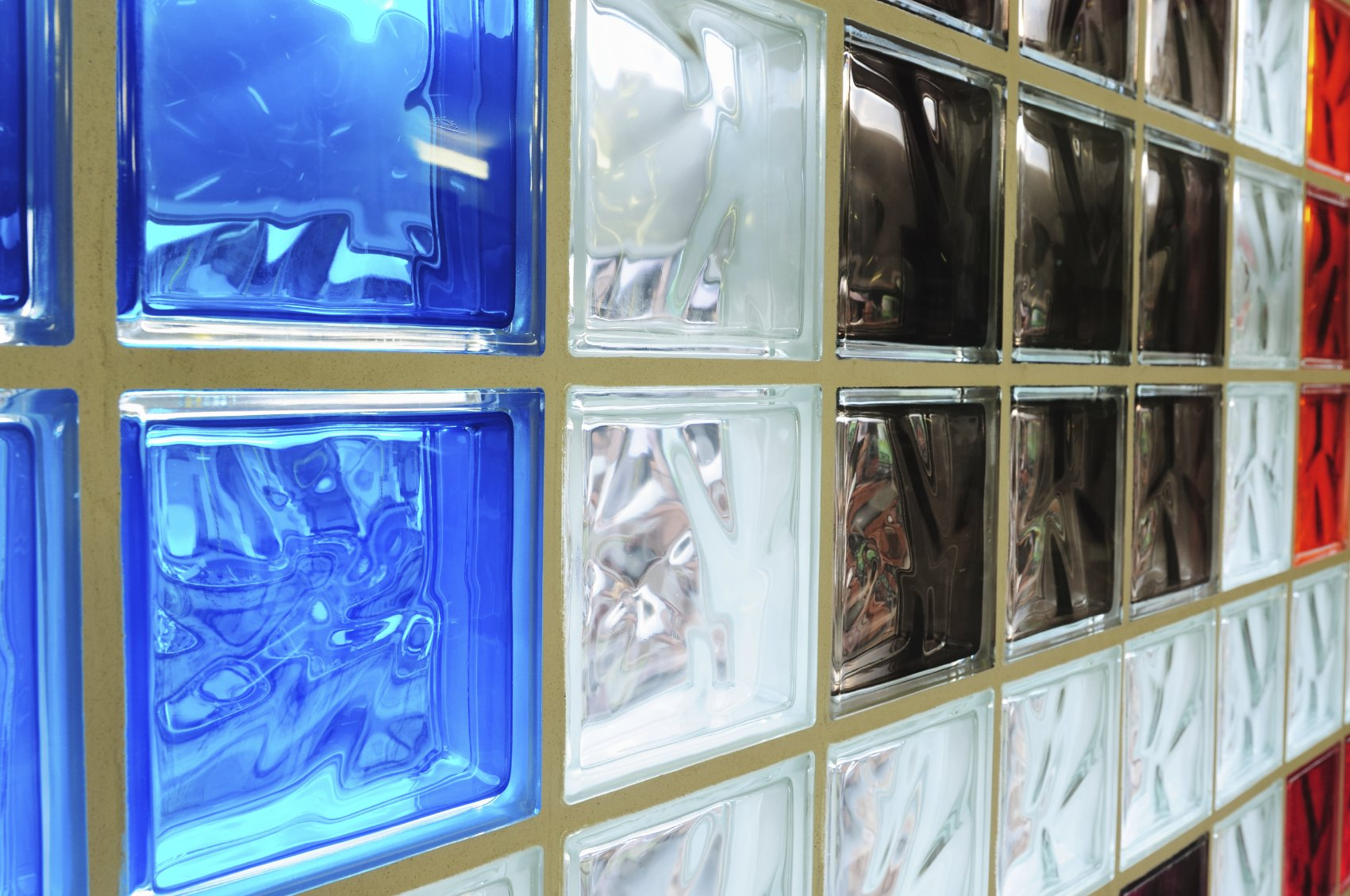 farbige Glasbausteine bunte Glasbausteine in blau, weiß, schwarz und rot