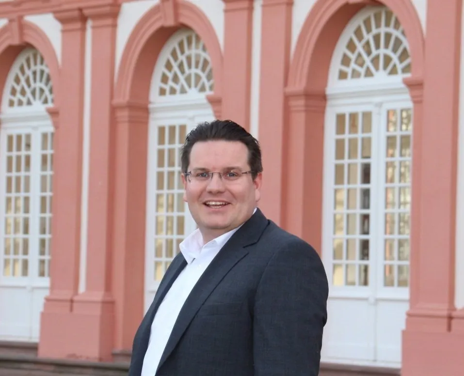 Mann im Anzug und weißes Hemd ohne Krawatte, Rechtsanwalt Markus Rössler, Wiesbaden