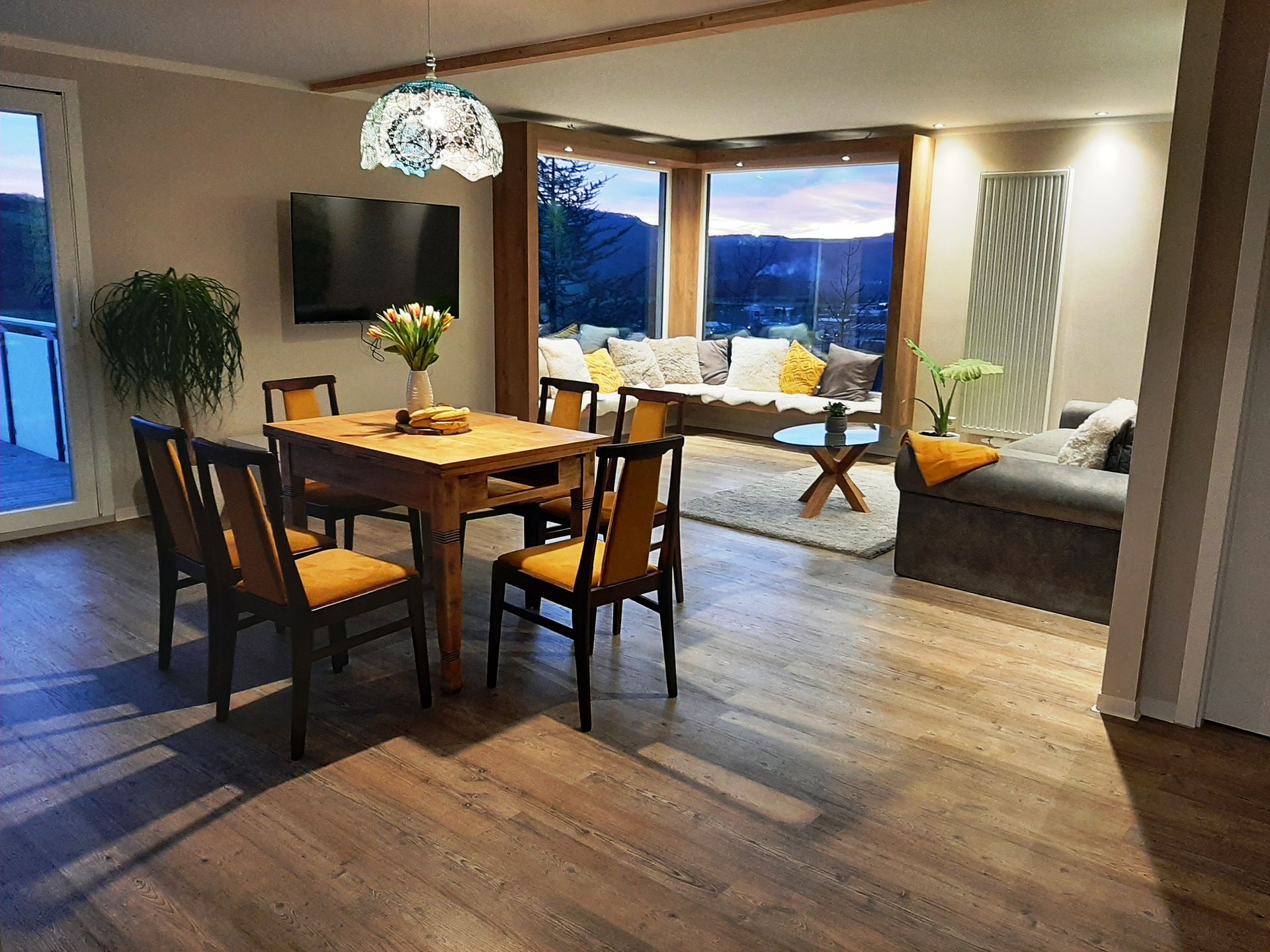 Genießen Sie den Charme unseres Ferienhauses unterm Landratsberg, in dem der Wohn- und Essbereich durch ein großes Panoramafenster einen einzigartigen Ausblick bietet. Lassen Sie sich von der atemberaubenden Kulisse verzaubern und erleben Sie unvergessliche Momente in dieser besonderen Umgebung.