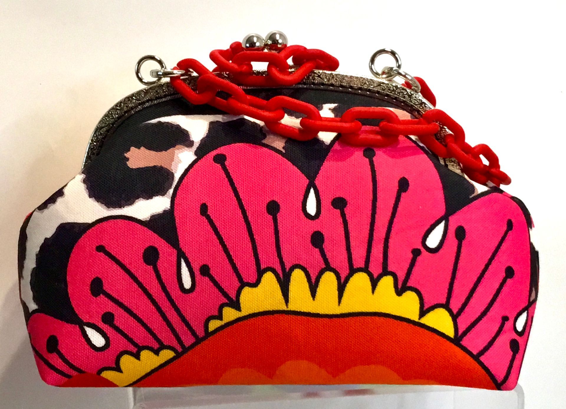 Bolso hecho a mano con las dos caras distintas sus medidas 3ocnt de ancho X18 alto X10 fondo