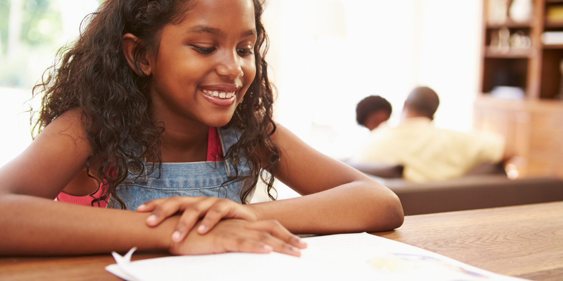 Fillette qui lit sans lunette