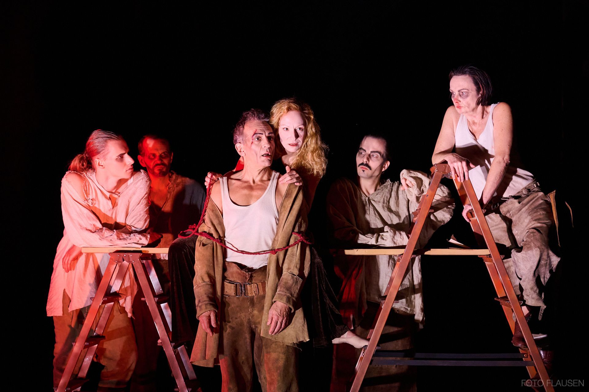 Die Schauspieler Mathias Mayerhofer und Florian Friedrich als Arbeiter in Bert Brechts DIE HEILIGE JOHANNA DER SCHLACHTHÖFE