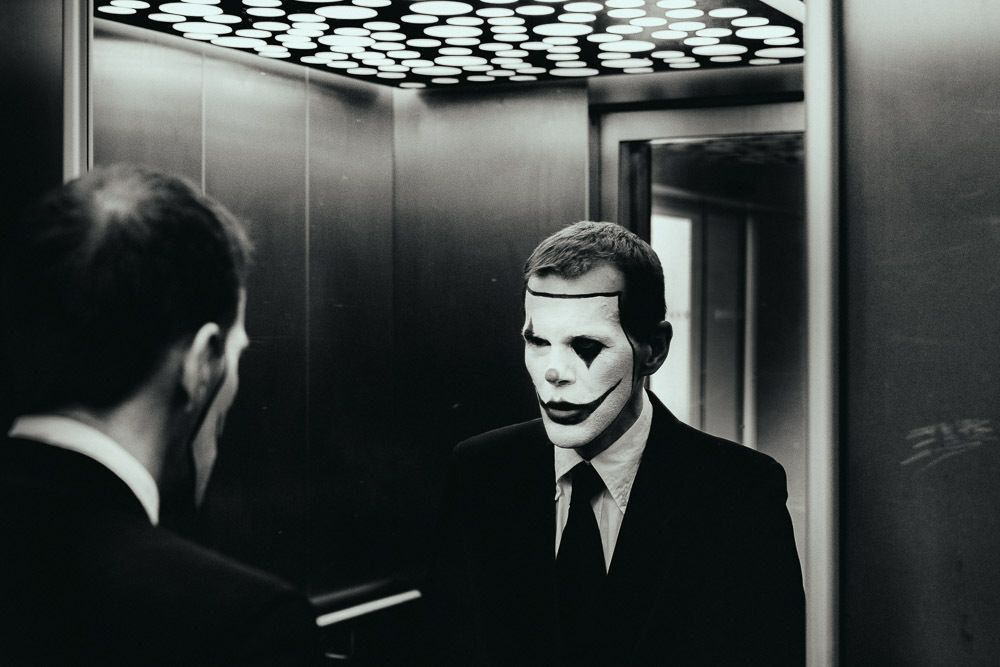 Der Schauspieler Florian Friedrich als depressiver Clown