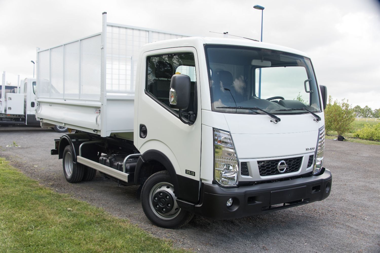 nissan cabstar nt400 benne grillagée