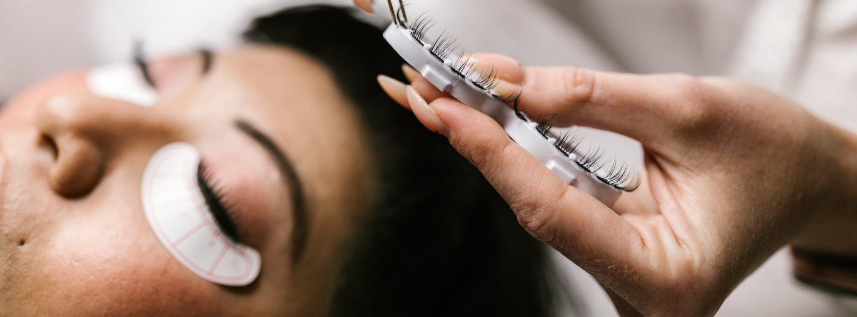 Frau bekommt die Augenbrauen gemacht