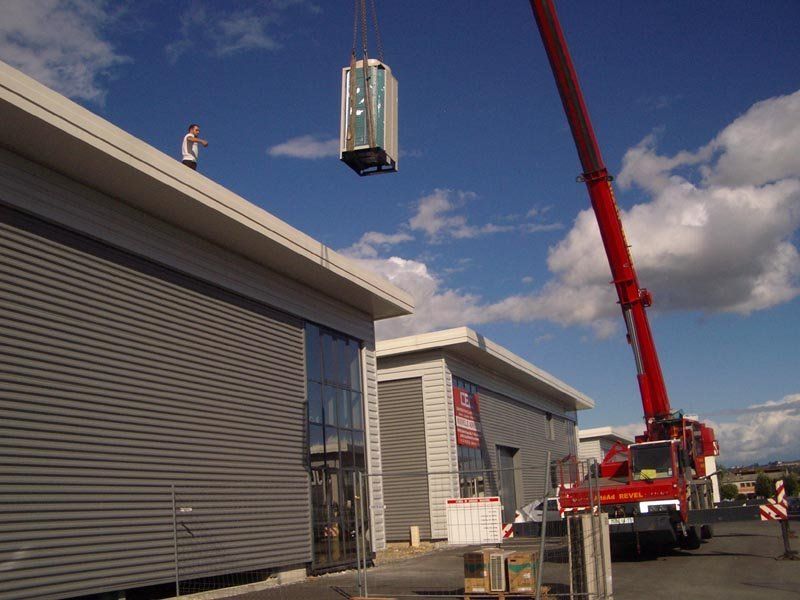 grue deplace installation en haut d'un batiment