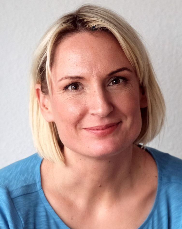 Daniela Ferrando Ramirez, Heilpraktikerin für Psychotherapie, Coach & Yogalehrerin Foto in Farbe von Daniela Ferrando Ramirez Heilpraktkerin für Psychotherapie, blond, braune Augen, hellblaues Shirt