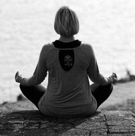 Foto sw Daniela Ferrando Ramirez Heilpraktikerin für Psychotherapie in Hattersheim Yogalehrerin Rückansicht MIND & YOGA Oberteil mit MIND & YOGA-Logo Meditationshaltung