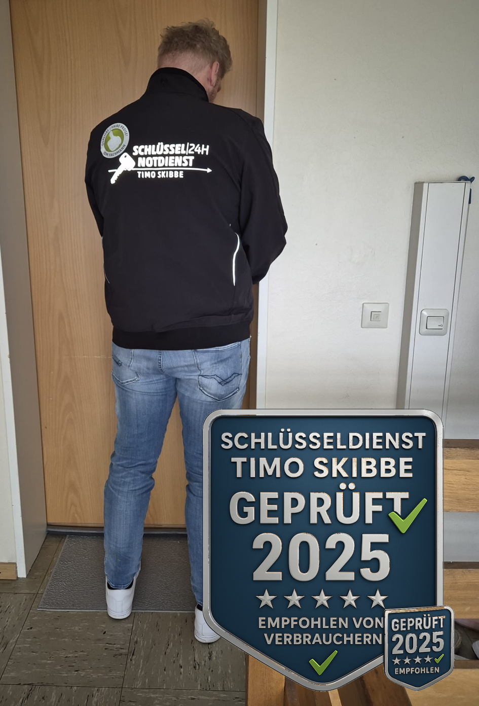 Schlüsseldienst Timo Skibbe mit Arbeitsjacke und Werbung drauf an einer Tür am Arbeiten. Mit Siegel Schlüsseldienst Timo Skibbe Geprüft 2025 5 Sterne und von Verbrauchern Empfohlen