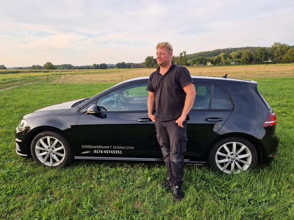 Werbung mit Schwarzem Auto und Inhaber