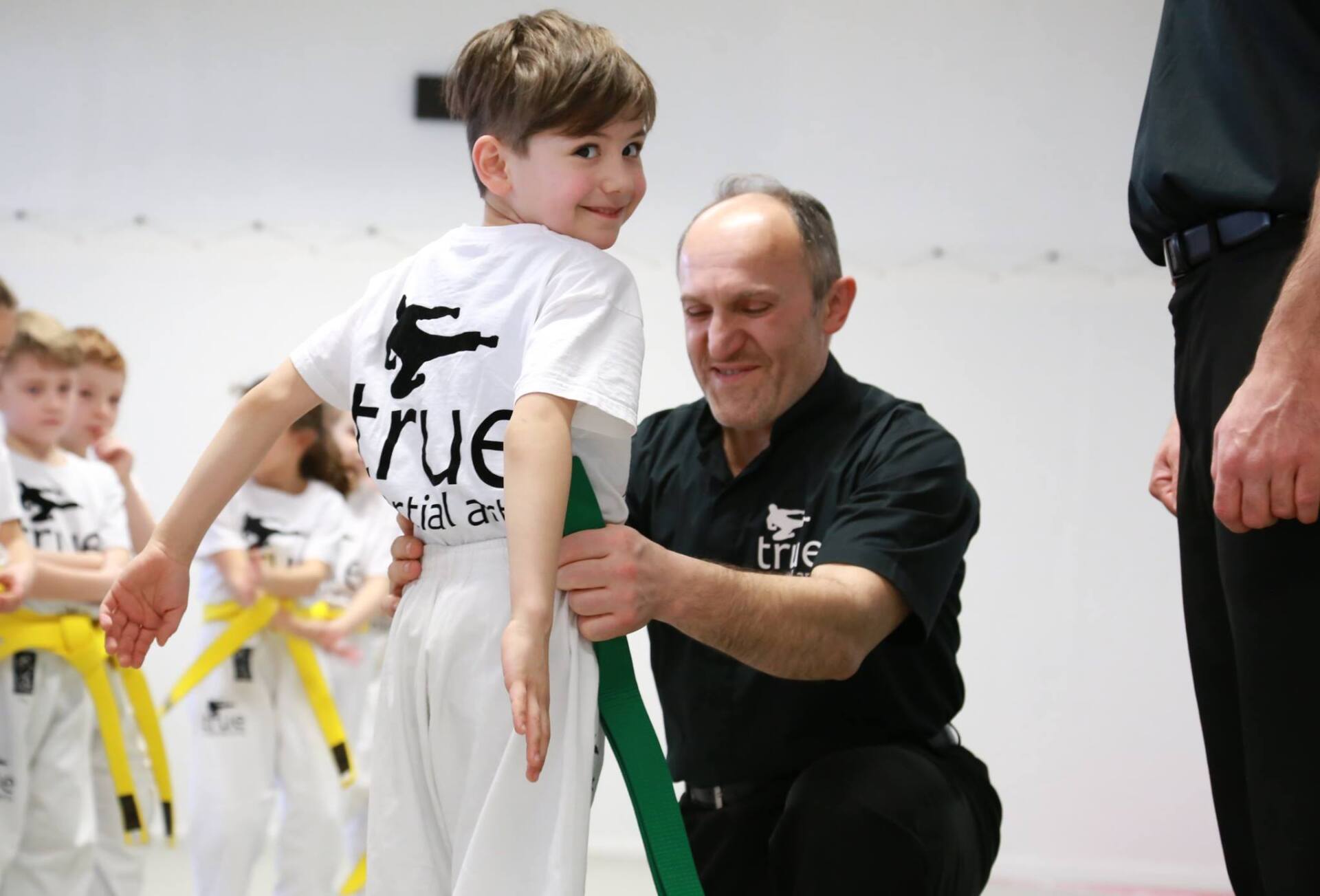 Kind beim Kampfsport-Probetraining mit Trainer in Würzburg