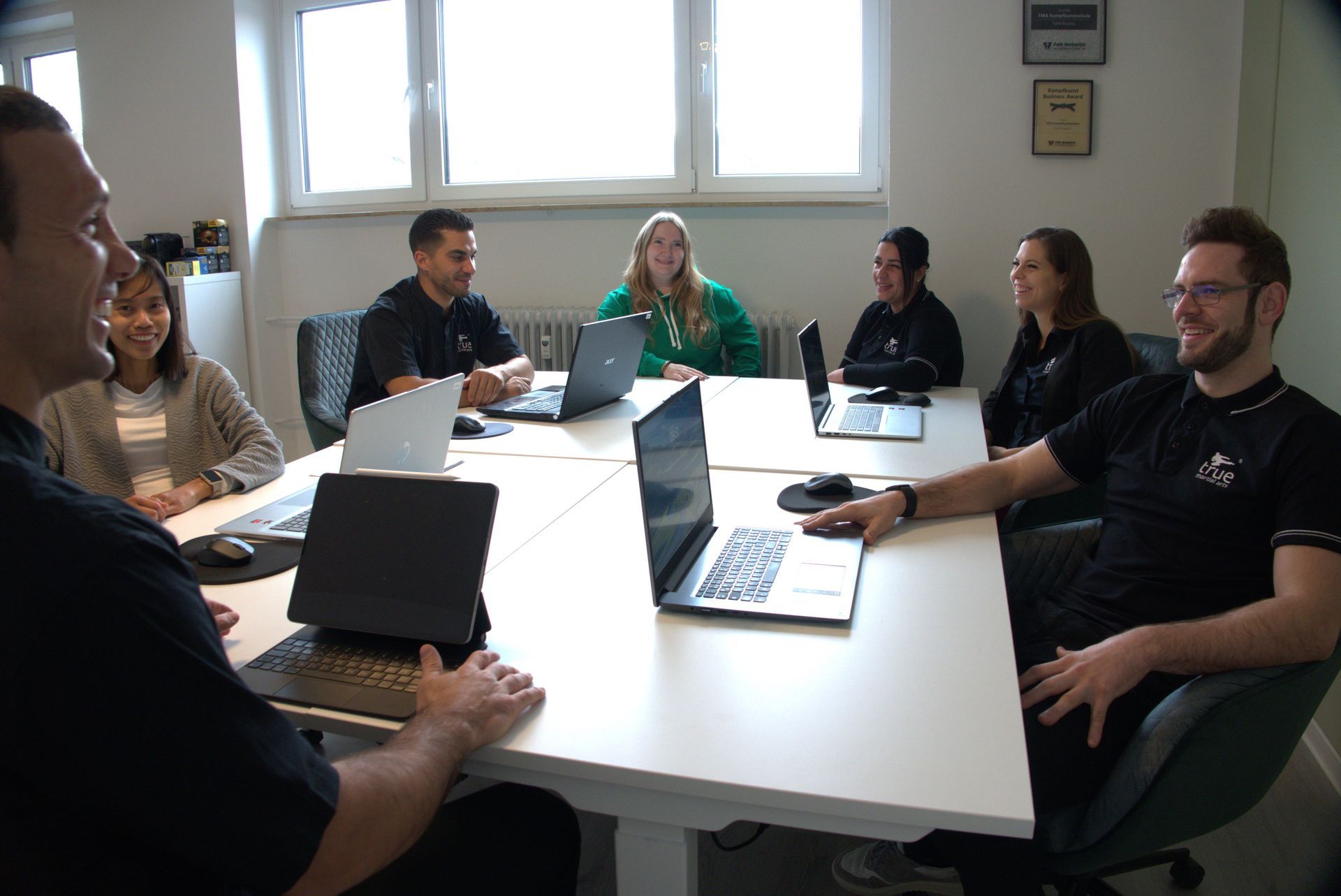 Team der TMA Kampfkunstschule Würzburg bei der Besprechung