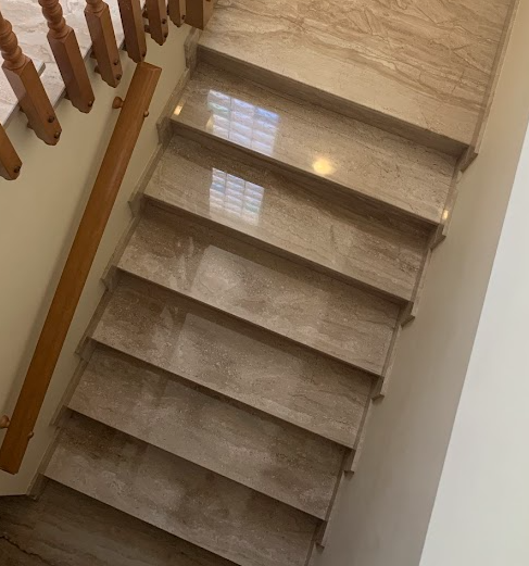 Escalera abrillantada con máquina pulidora March