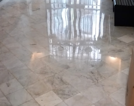 Suelo de mármol pulido y abrillantado con la máquina pulidora abrillantadora March