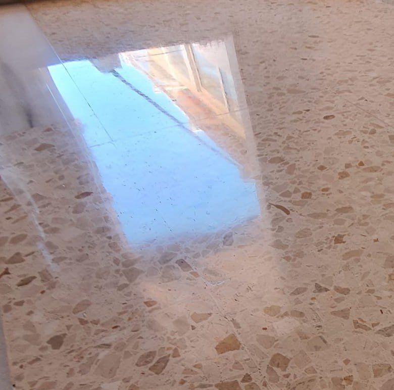 Antes y después de pulir suelo con lana de acero