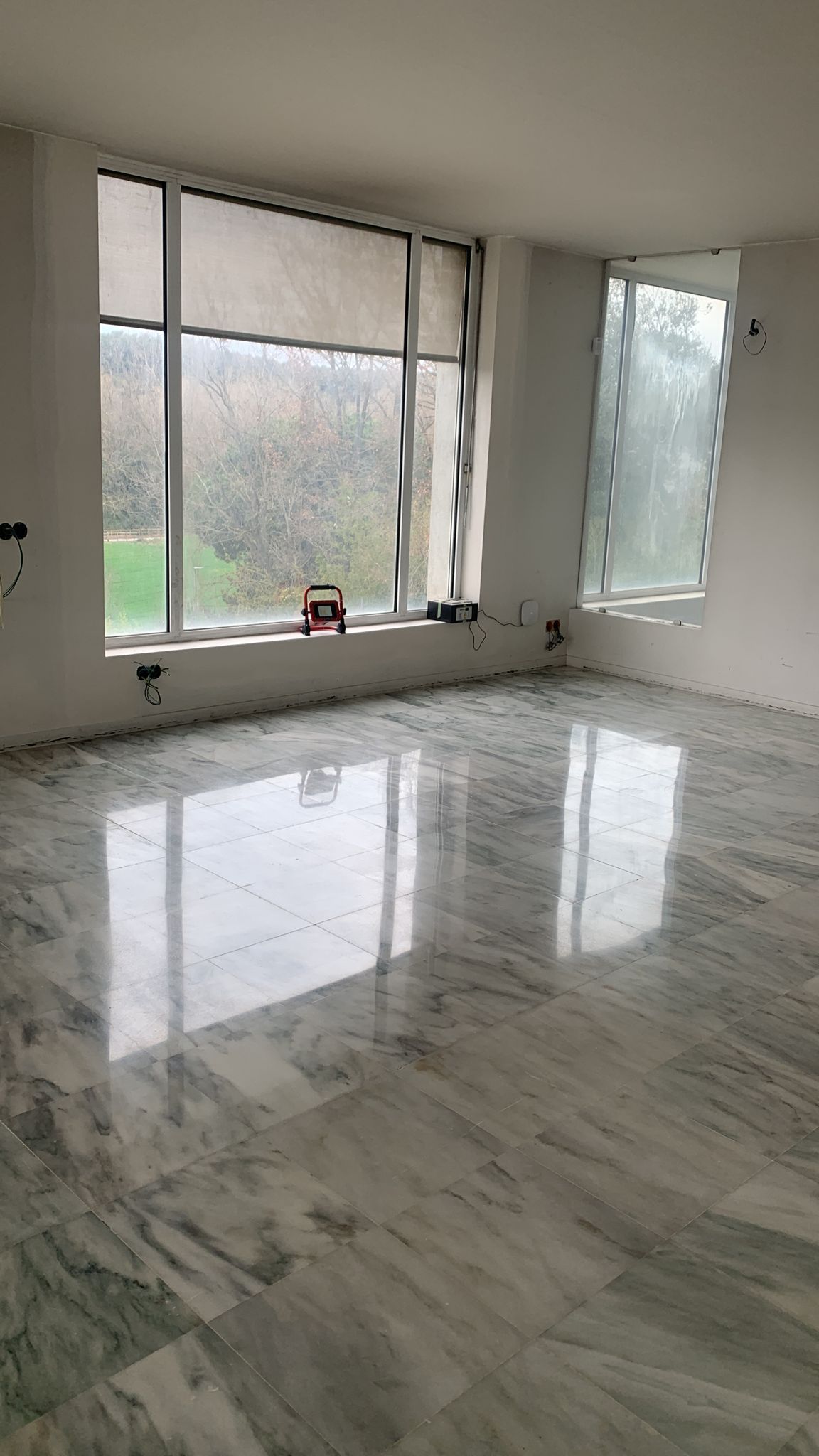 Antes y después de pulir suelo con lana de acero