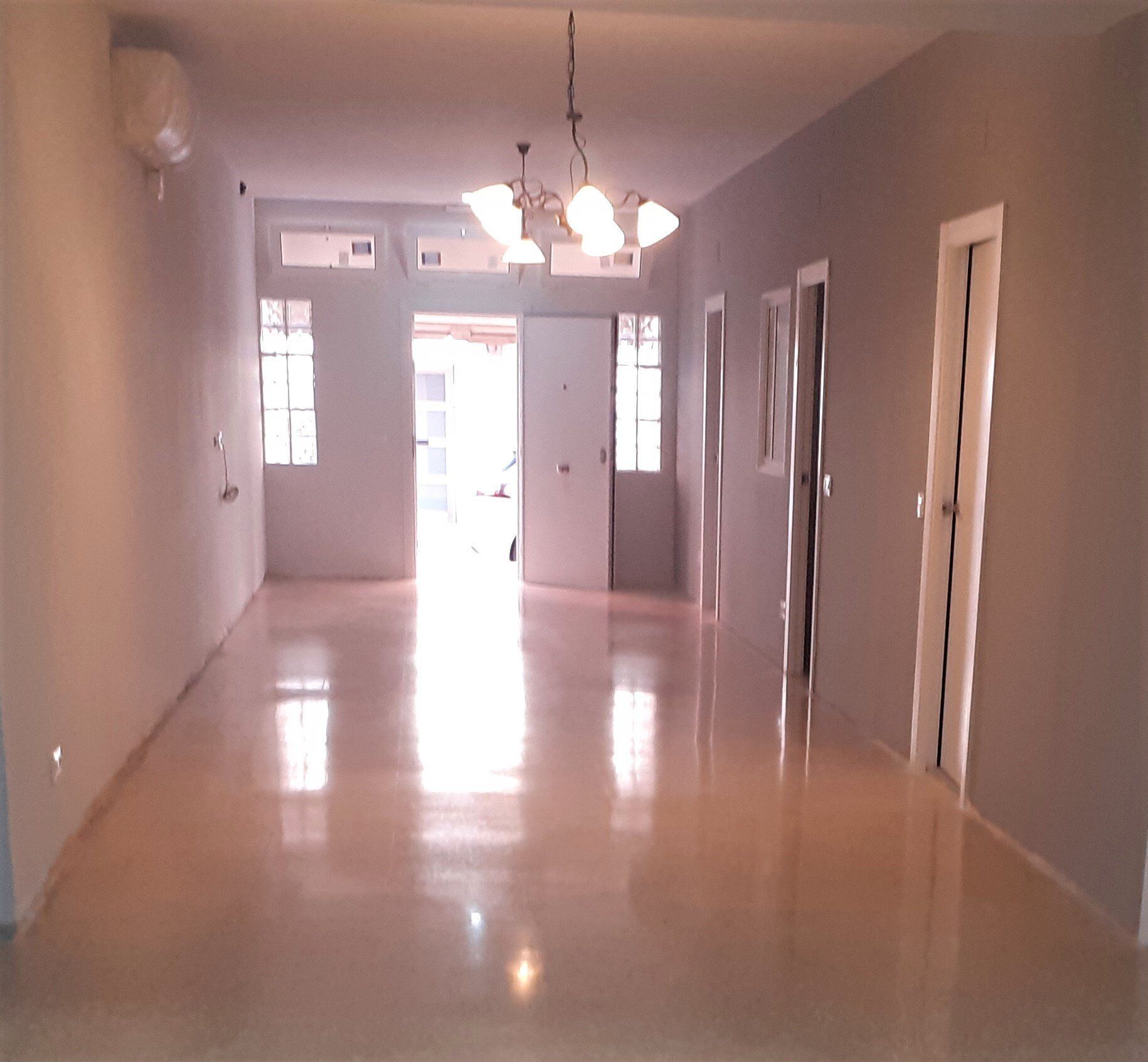 Brillo espejo en salón con máquina rotativa AG