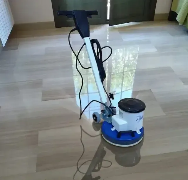 Diferentes modelos de máquinas para pulir, rebajar y abrillantar suelos.