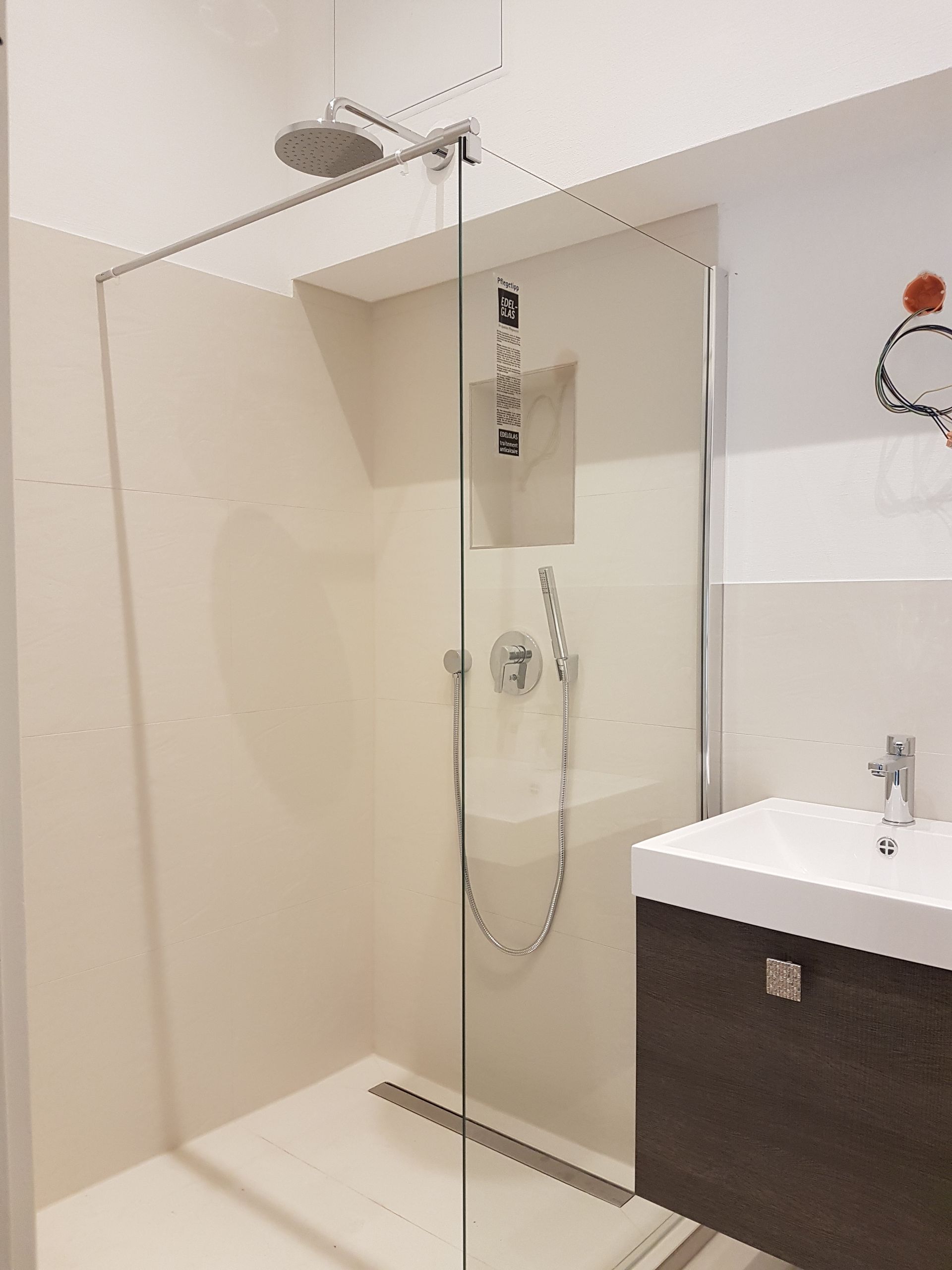 Bodenebene Dusche, Duschtrennglas Fliesenleger, Duschnische