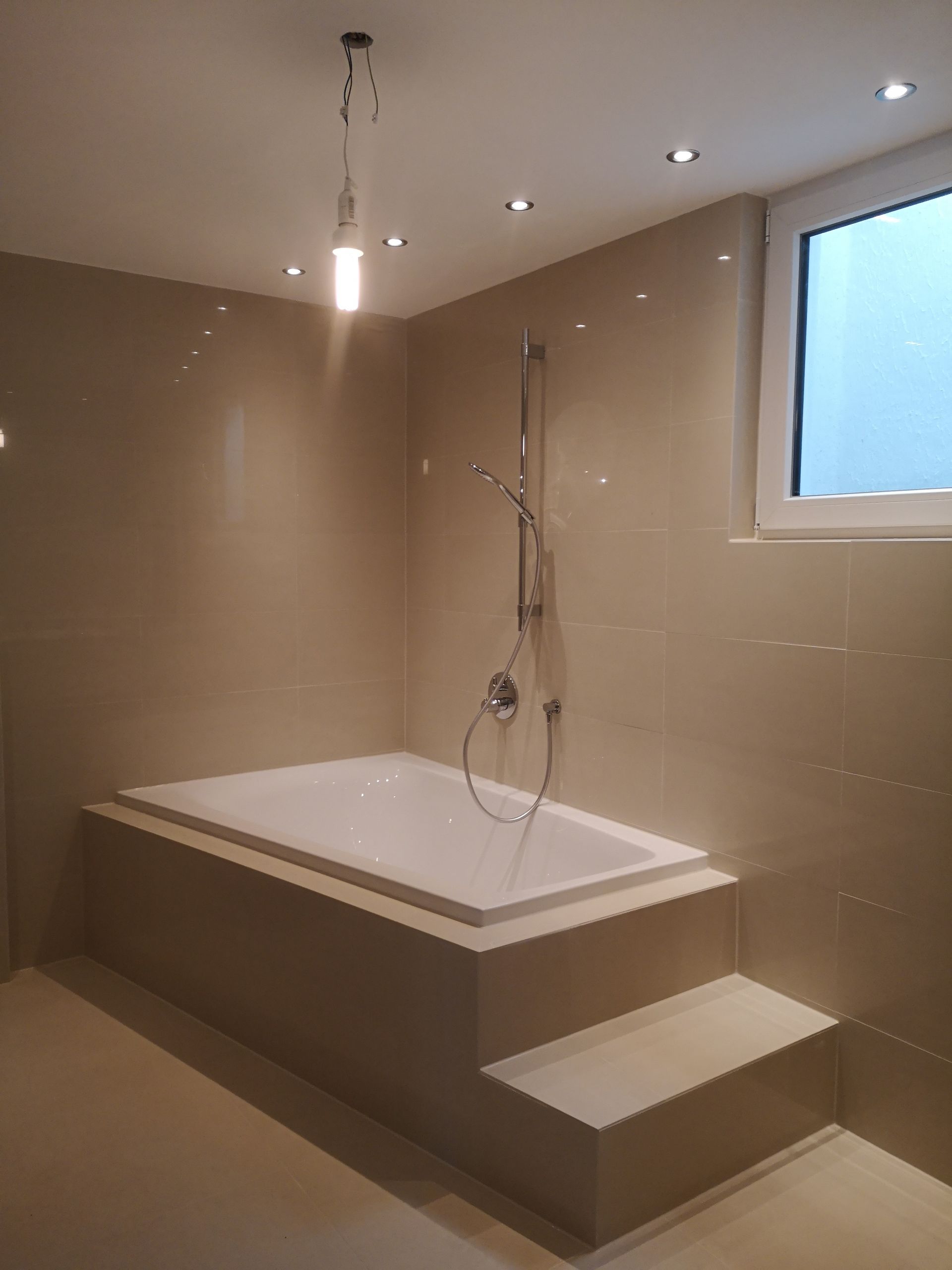 Badewanne mit Treppen, Konstanz, RP-Fliesen-Verlege