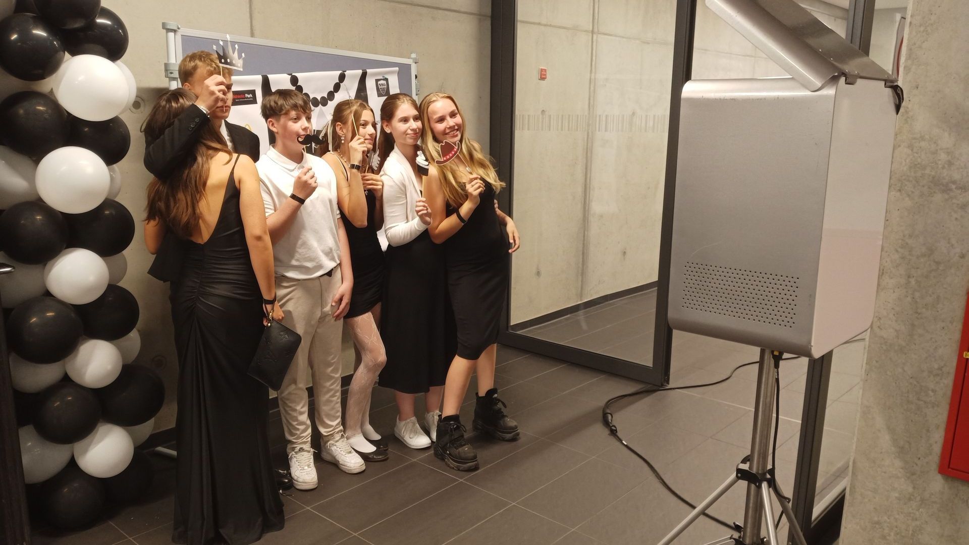 Bild: Mario Sejnowsky Schüler in der Fotobox