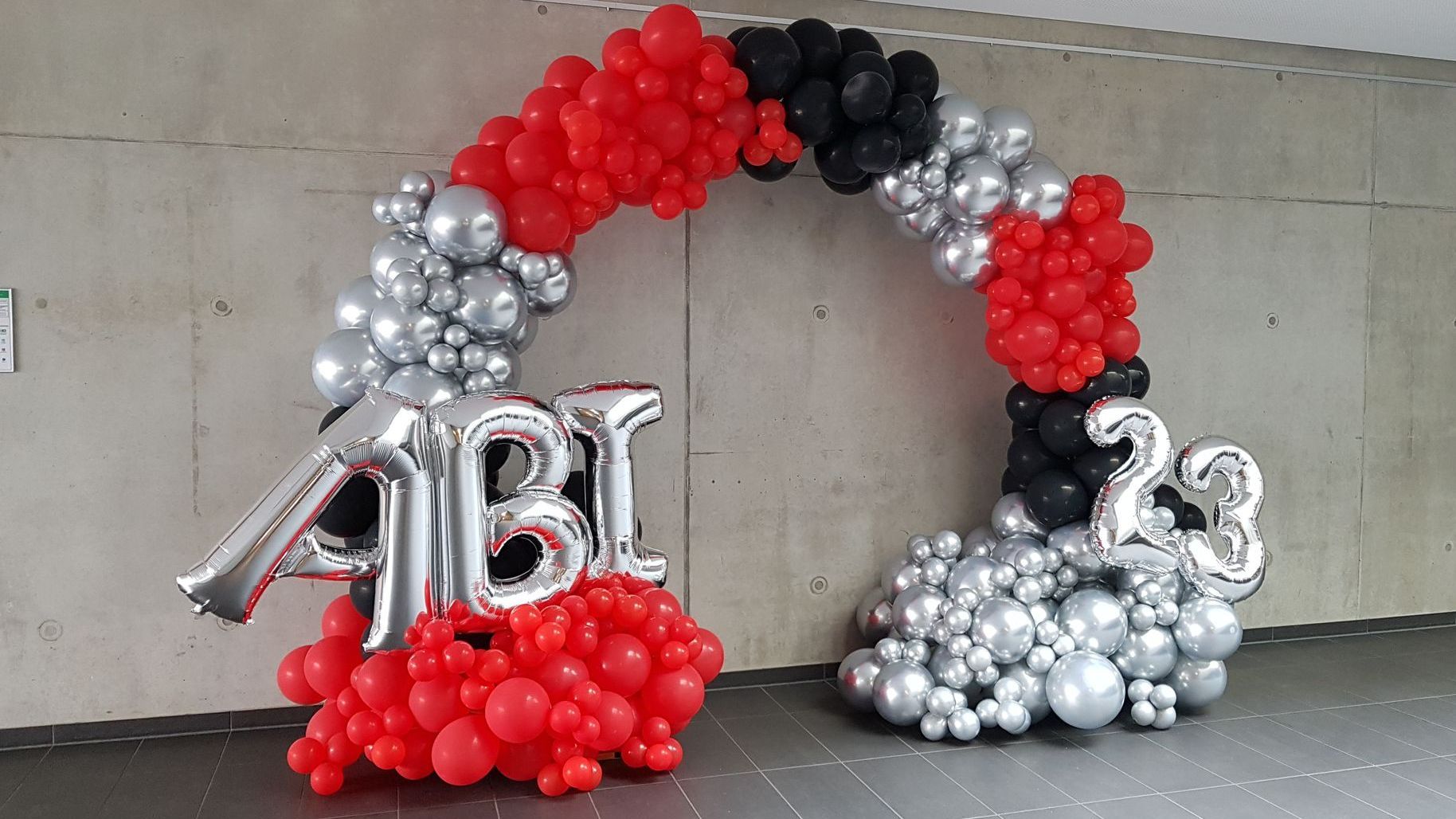 Bild: Andreas Müller Schriftzug und Bogen aus Luftballons