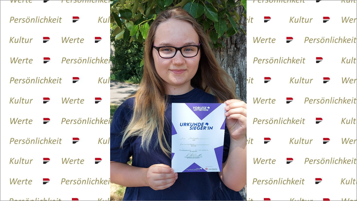 Foto: Martlis Hoppe Schülerin präsentiert Siegerurkunde
