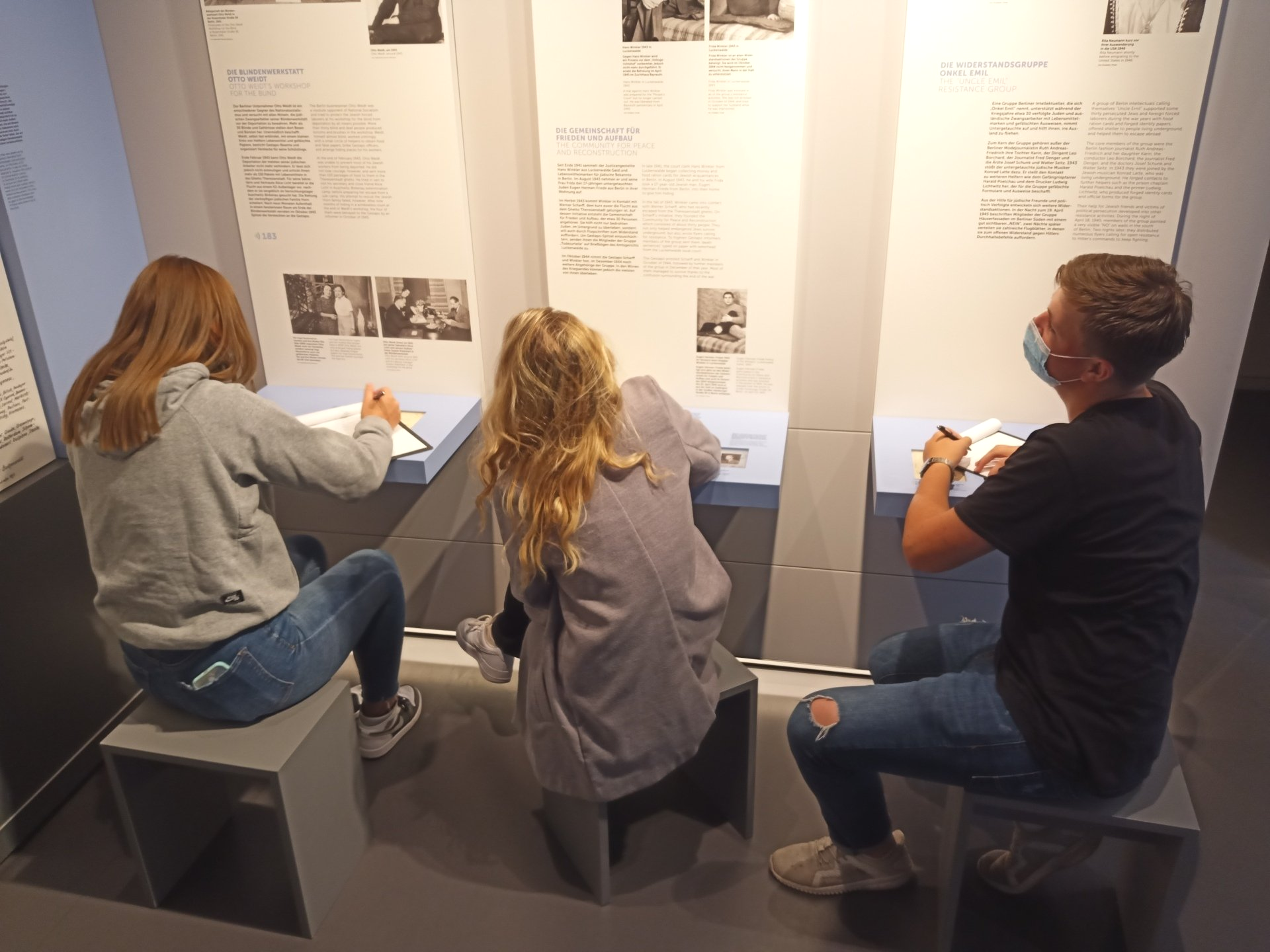 Drei Schüler recherchieren an ihren Arbeitsplätzen