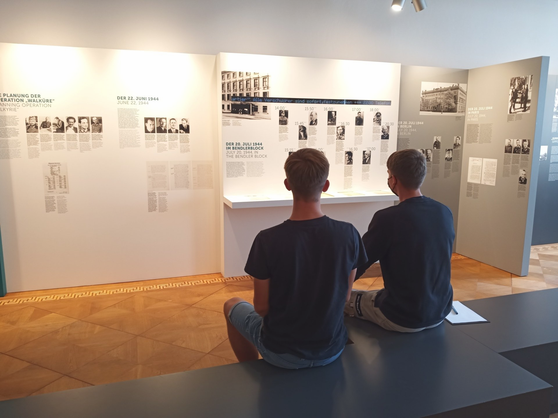 Zwei Schüler betrachten eine Informationswand