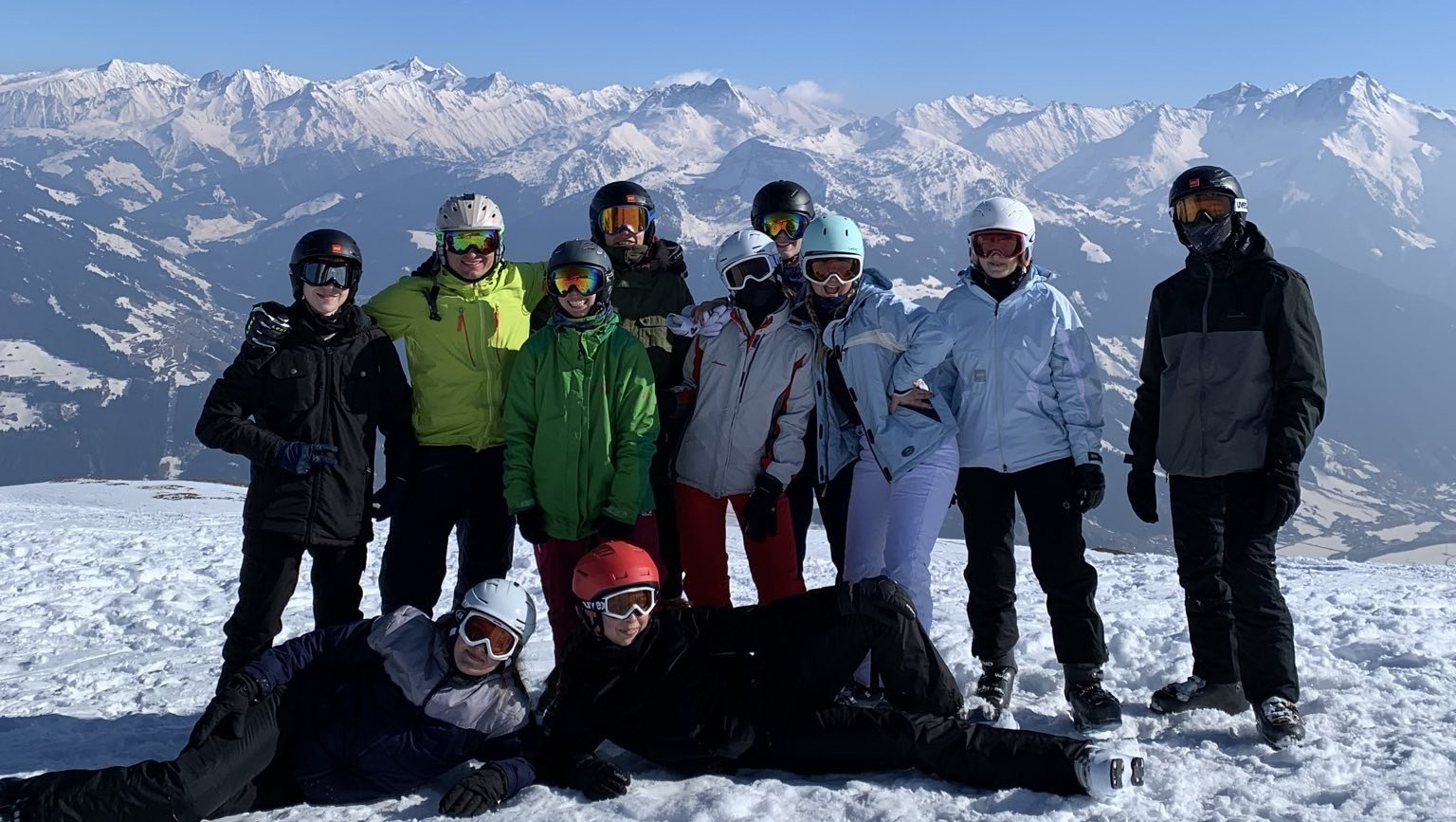 Bild: Nelly Moldenhauer Gruppe des Sportkurses vor dem Alpenpanorama