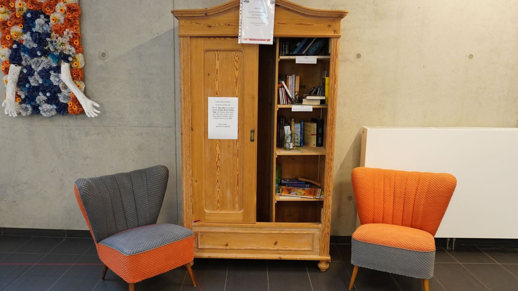 Bücheraustauschbox mit zwei Stühlen