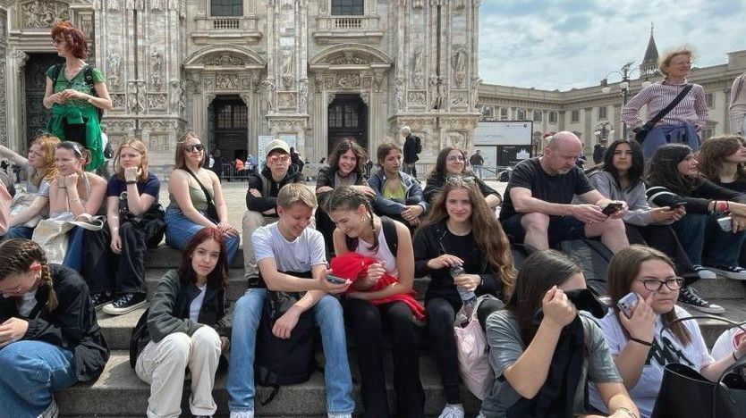 Bild: unbekannt Schüler und Lehrer vor dem Mailänder Dom
