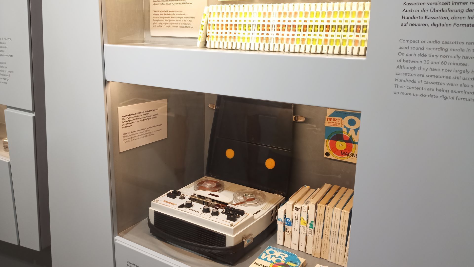 Bild: Andreas Müller Blick in die Ausstellung des Stasi-Archivs