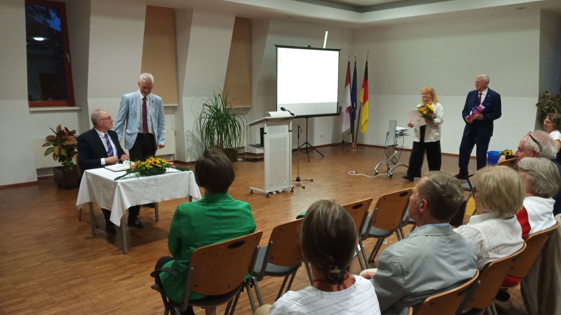 Rüdiger Konertz trägt sich vor Gästen ins Buch der Stadt Erkner ein